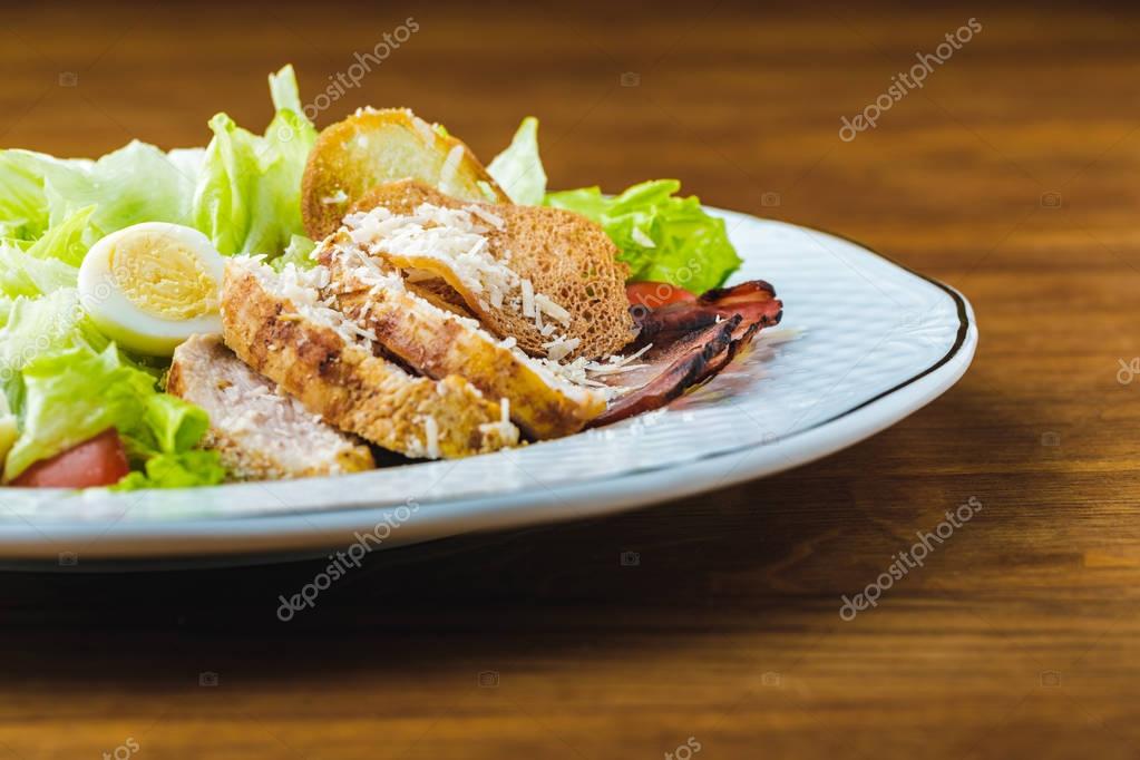 Caesar Salad mit Hähnchen und Parmesan