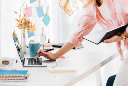 Notizbuch und Kaffee als Blog-Symbol