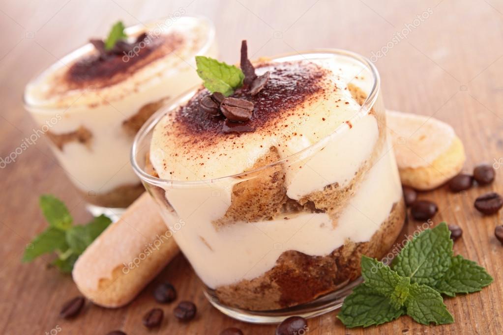 Tiramisu mit Kakaopulver bestäubt
