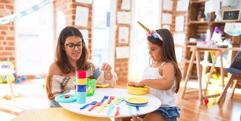 Gäste genießen Drinks auf der Sommerterrasse