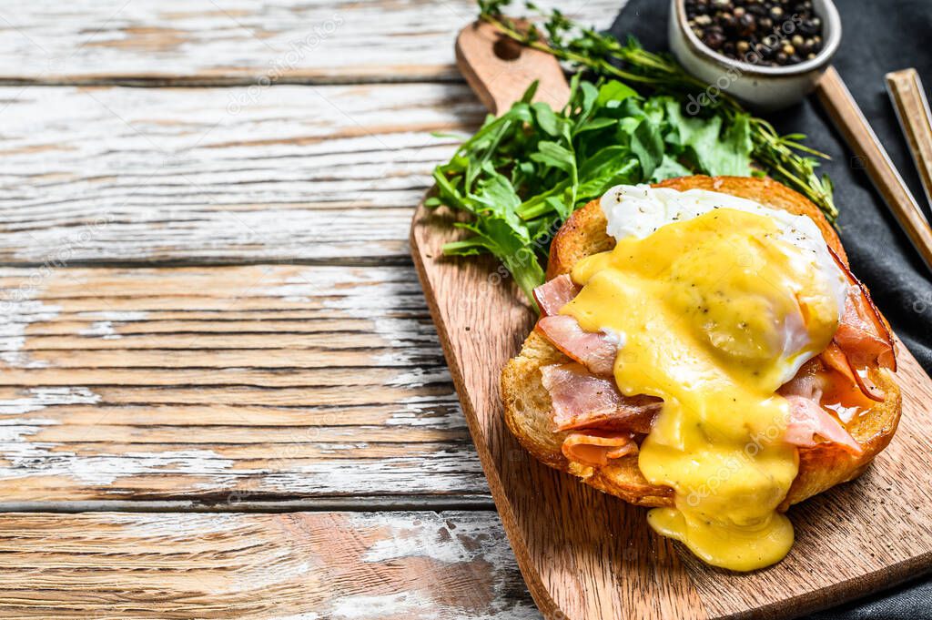 Dry Aged Burger auf Holzbrett