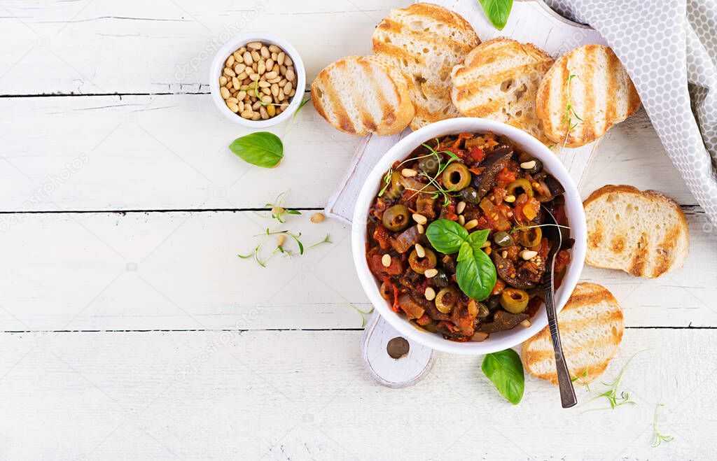 Vegane Auberginen-Caponata mit Oliven und Kapern
