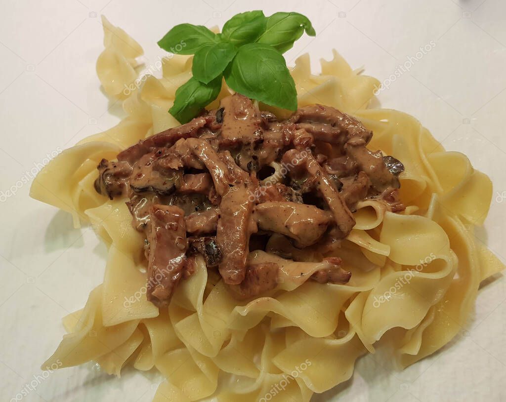 Tagliatelle mit Steinpilzen und Kräutern