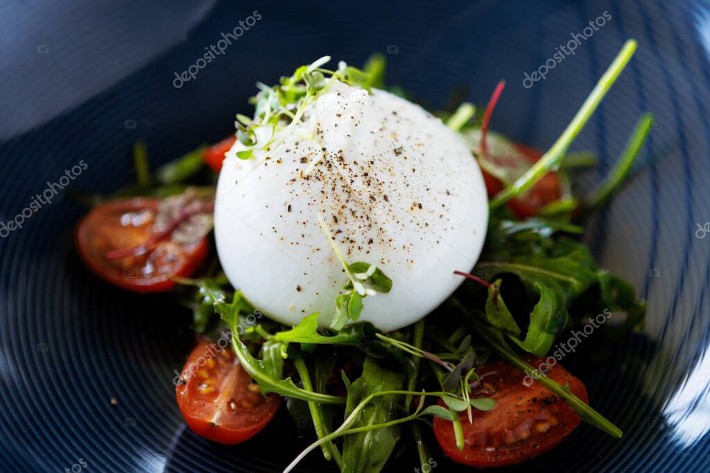 Trüffel-Burrata Bowl mit Rucola und Kirschtomaten