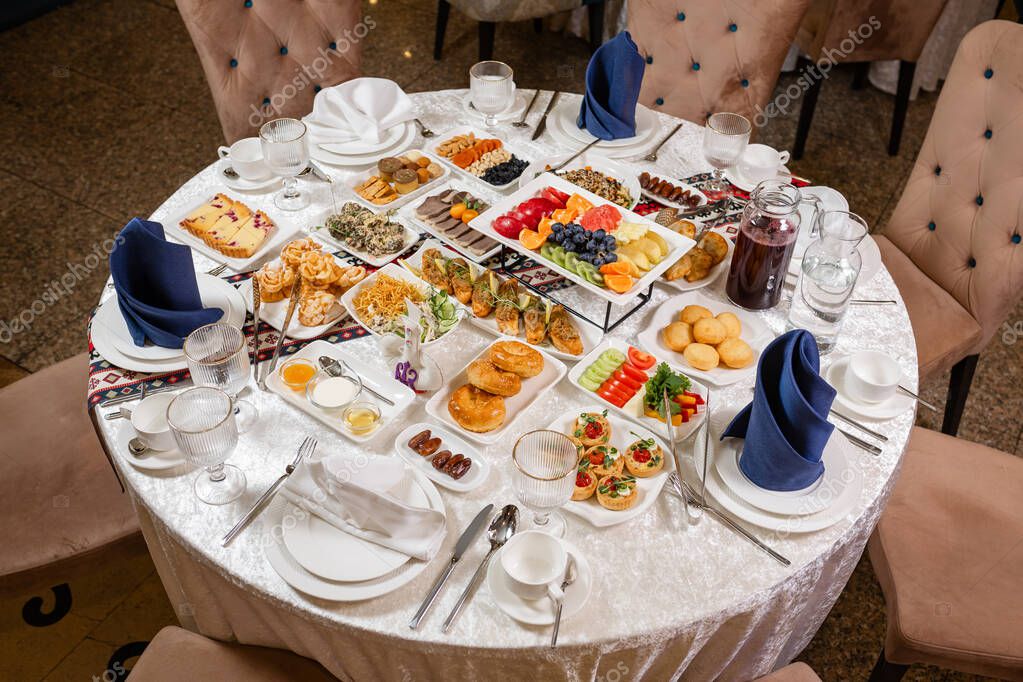 Business-Event mit Bühne und Gala-Setup