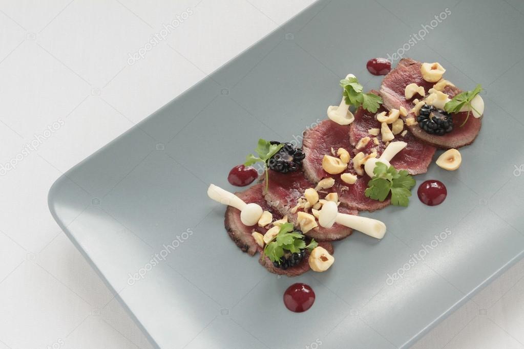 Mehrgängiges Menü am festlich gedeckten Tisch